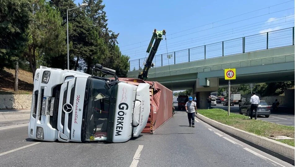 Bakırköy'de Tırın Alt Geçide Çarpmasıyla Trafik Kapatıldı