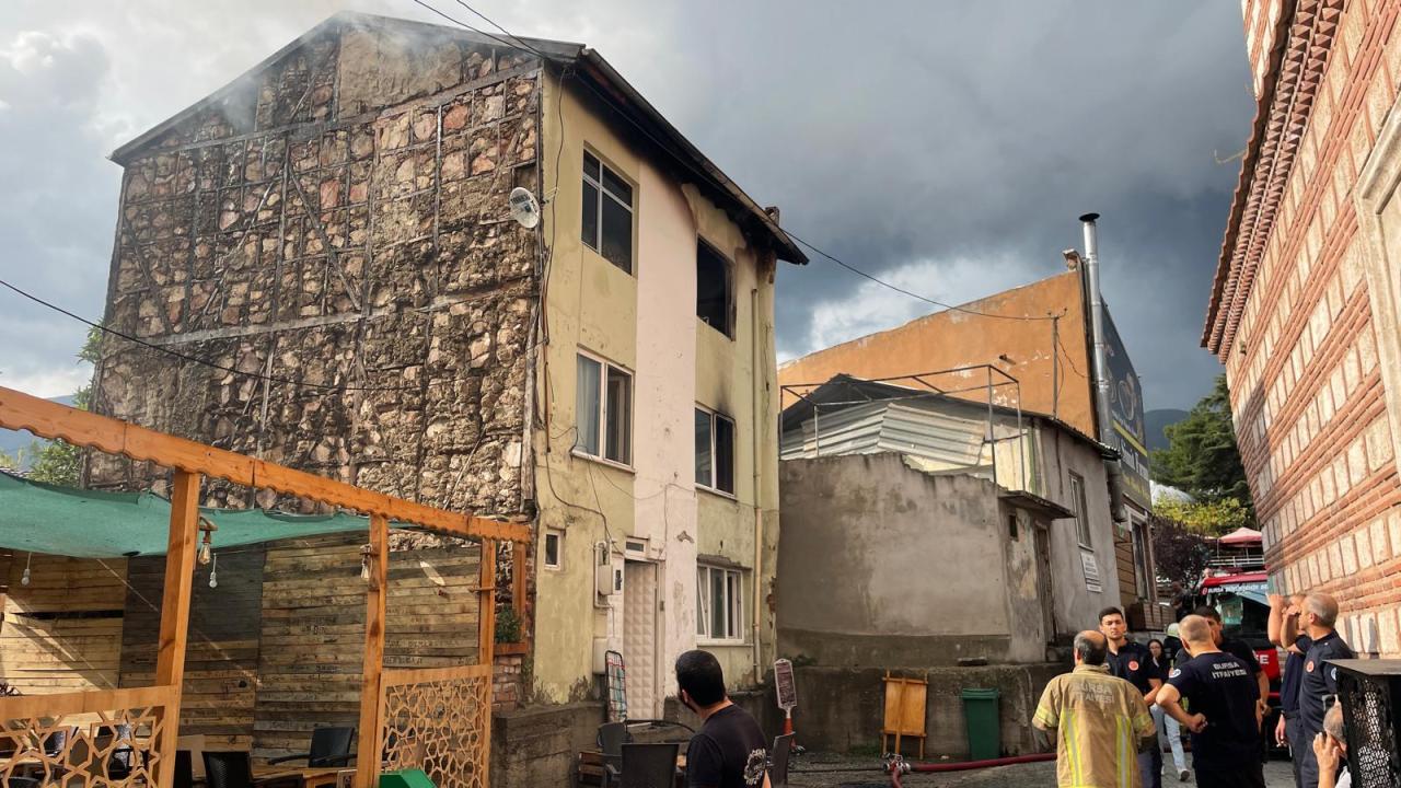 Osmangazi'de Üç Katlı Binada Yangın