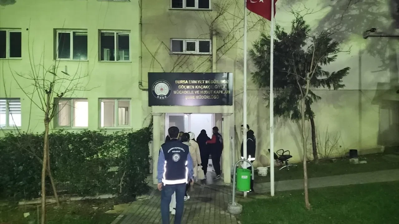 Bursa'da Düzensiz Göçmen Operasyonunda 41 Yabancı ve 4 Şüpheli Yakalandı