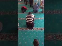 CAMİDE NAMAZ KILAN DEDESİNİN OMZUNA ÇIKTI