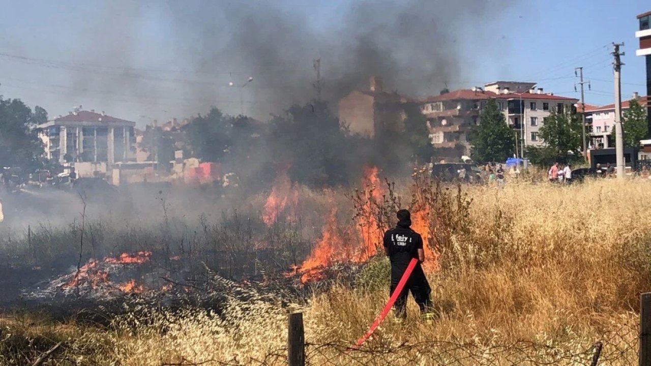 Tekirdağ'da Çıkan Korkutan Yangın Ekiplerce Söndürüldü