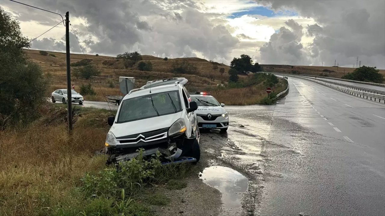 Edirne'de Bir Araç Polisten Kaçarken Kaza Yaptı