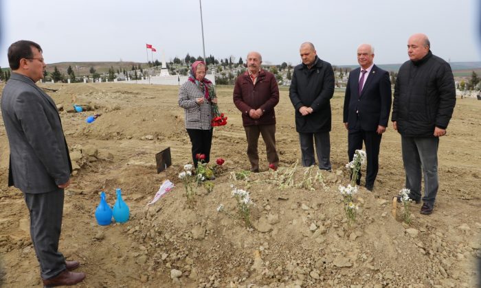 CHP'LİLERDEN MEZAR BAŞINDA DUA