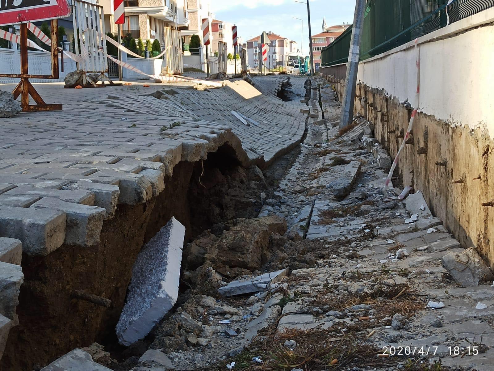 SOKAK ANİDEN ÇÖKTÜ