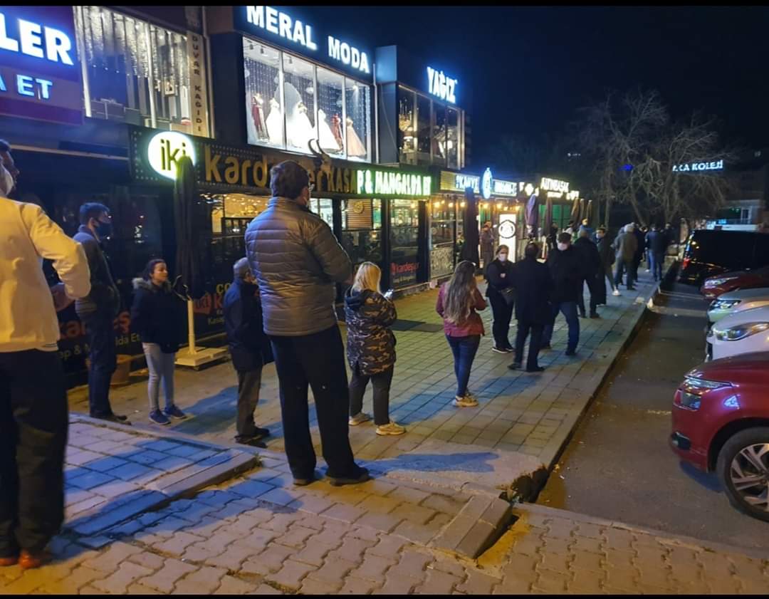 TEKİRDAĞ'DA FIRINLARIN ÖNÜNDE KUYRUK OLUŞTU