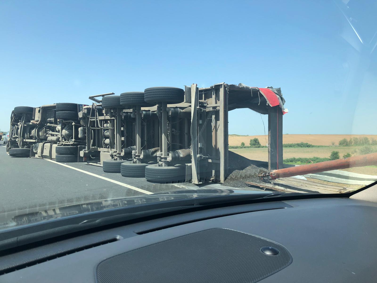 AYÇİÇEK YÜKLÜ TIR DEVRİLDİ: 2 YARALI