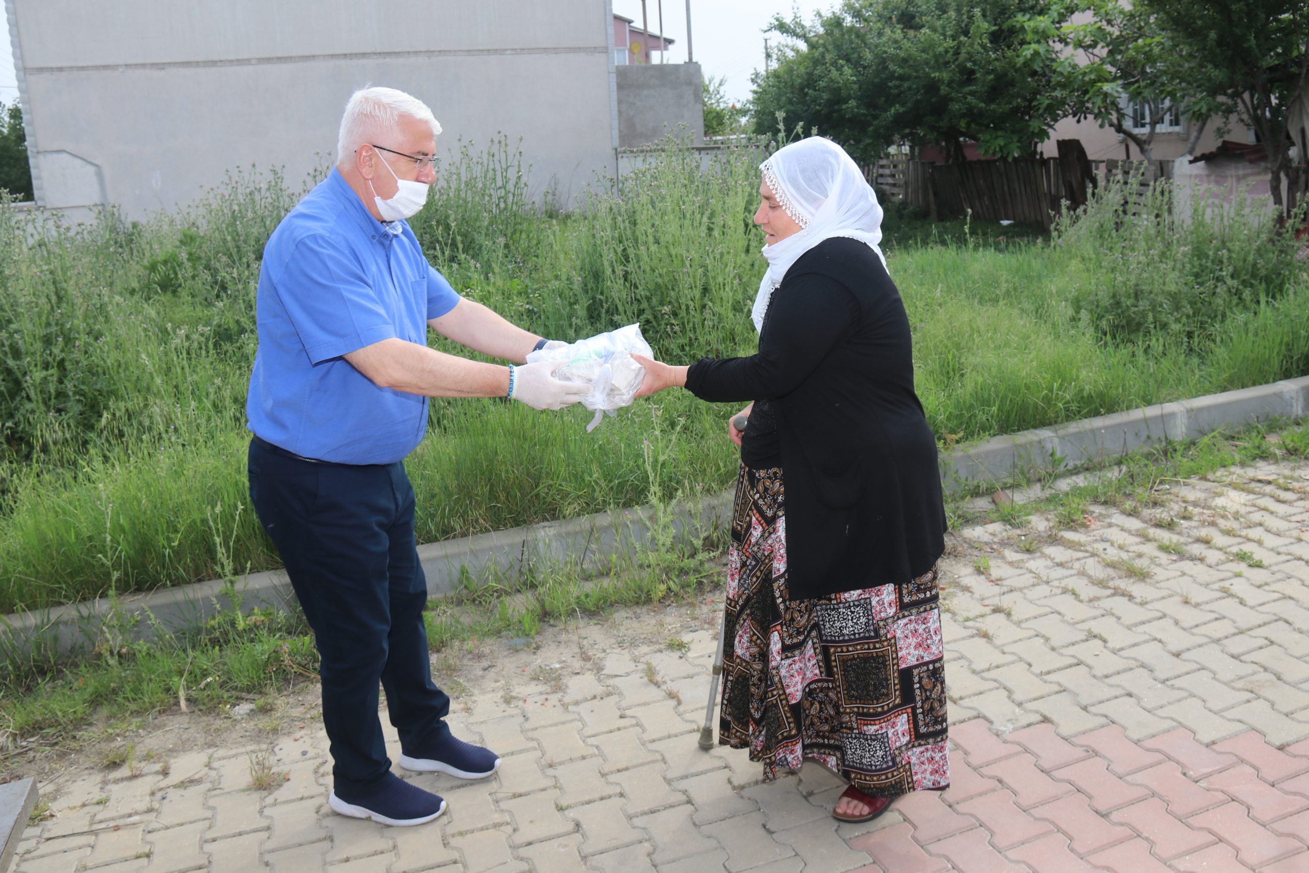 KAPI KAPI DOLAŞIP PİDE DAĞITTI