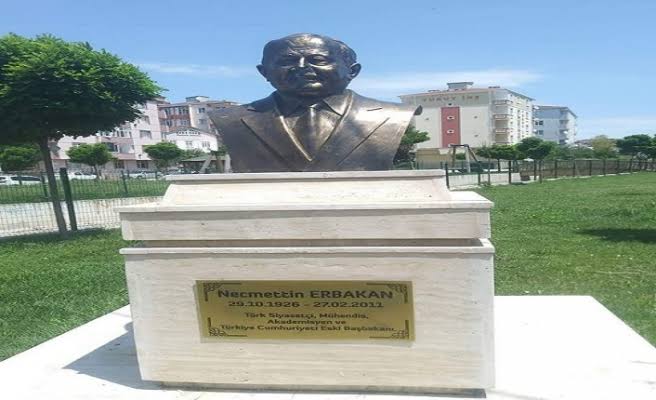 ERBAKAN HEYKELİ TARTIŞMA YARATTI