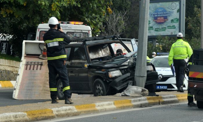 OTOGAR KAVŞAĞINDA DİREĞE ÇARPTI