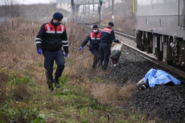 TRENİN ALTINDA KALDI