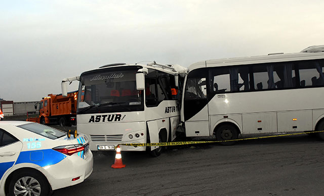 SERVİSLER ÇARPIŞTI: 19 YARALI