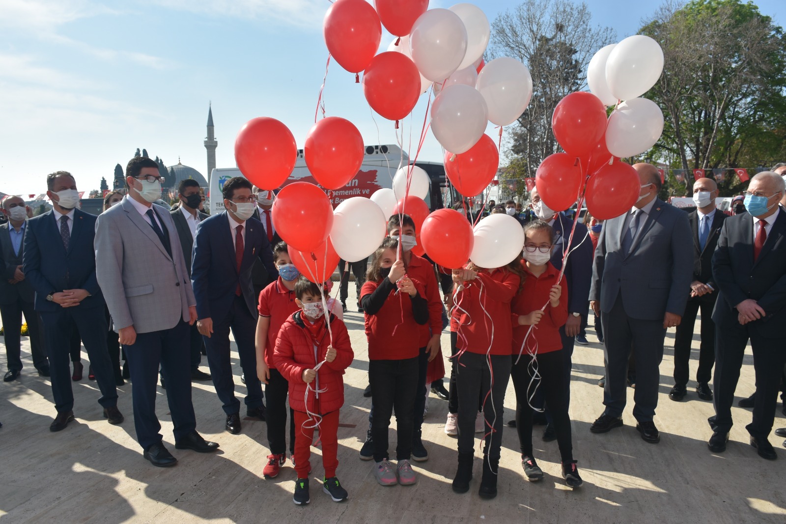 GÖKYÜZÜNE BALON BIRAKTILAR