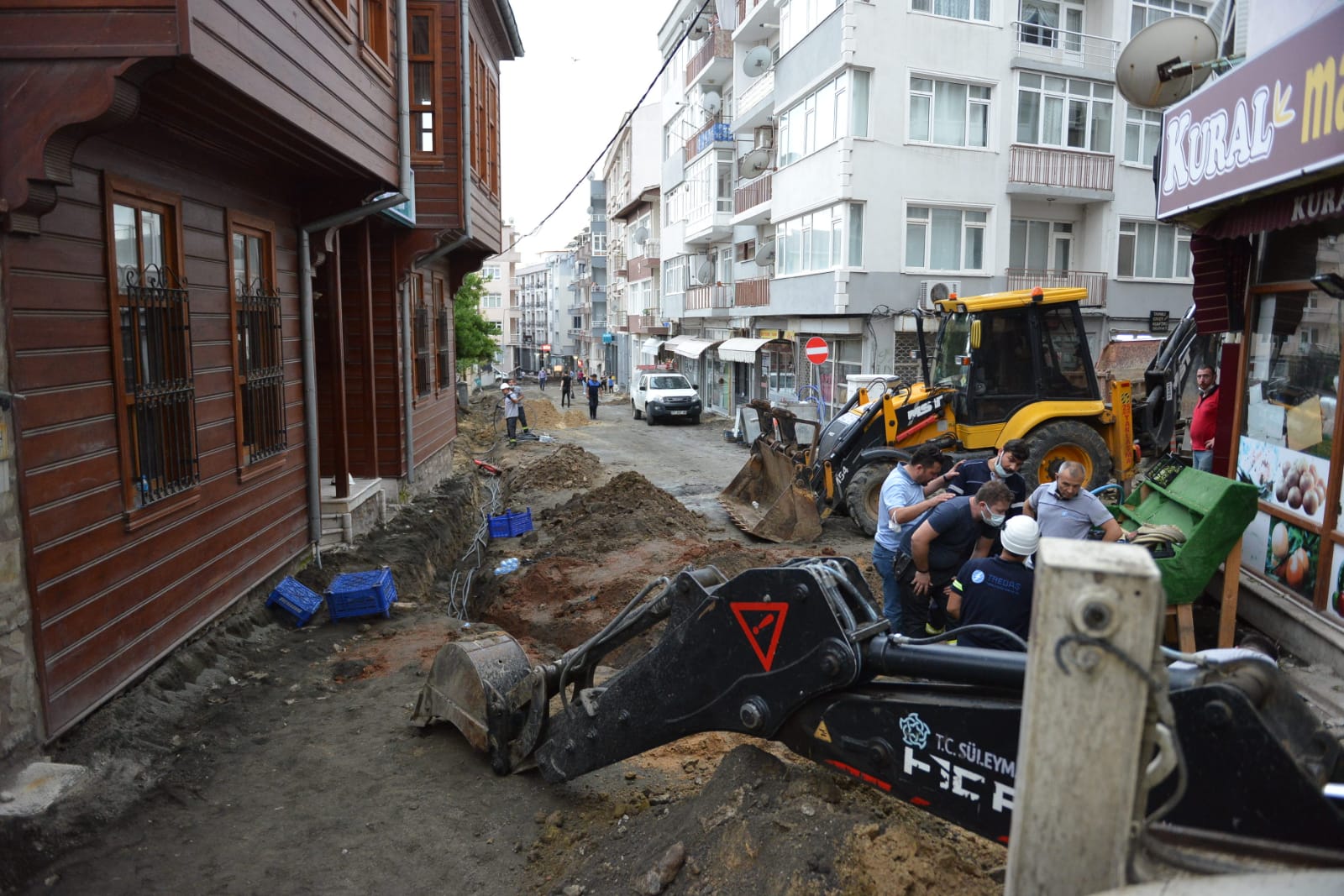 BİR SOKAK DAHA YENİLENİYOR