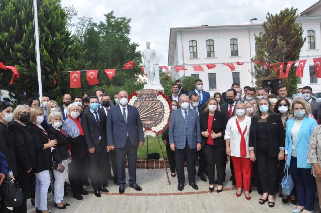 ‘Ülkemiz iktidarın zulme varan uygulamaları altında inim inim inlemektedir’