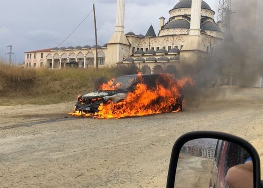 İş çıkışı otomobili alev aldı