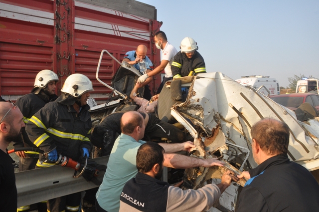 Polisten kaçan hırsızlık zanlıları ters yöne girdi: 1 ölü, 3 yaralı