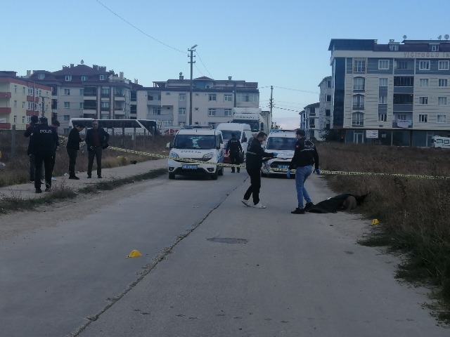 BOŞANDIĞI EŞİNİ OKUL YOLUNDA VURARAK ÖLDÜRDÜ