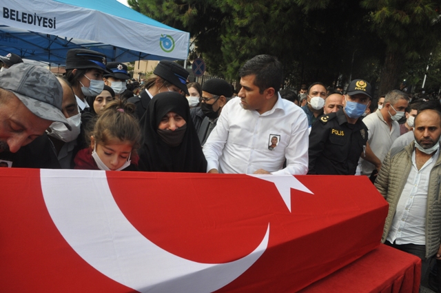 Eylül şehit babasını tabutunu öperek uğurladı