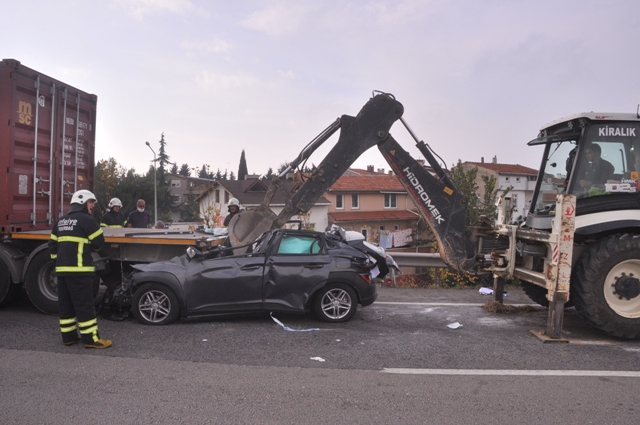 TIRA ARKADAN ÇARPAN OTOMOBİL İŞ MAKİNESİ İLE ÇIKARTILDI