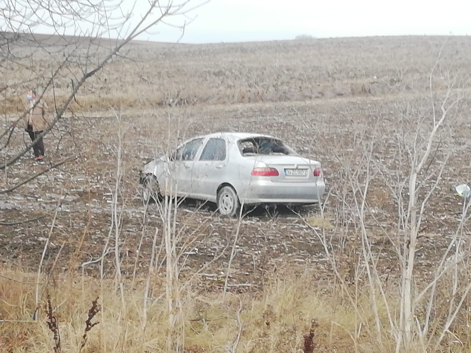 Otomobili ile tarlaya uçan sürücü hayatını kaybetti