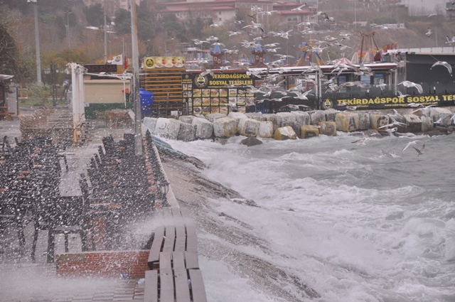 Rüzgar hayatı durdurdu, gökten çamur yağdı