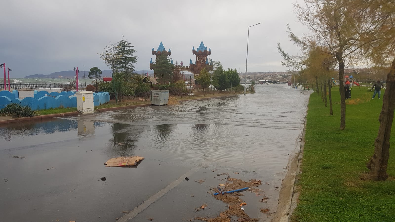 TEKİRDAĞ’DA KARAYLA DENİZ BİRLEŞTİ