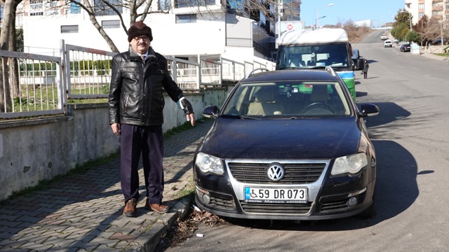 Sahibi ölen otomobil, 10 yıldır aynı yerde duruyor