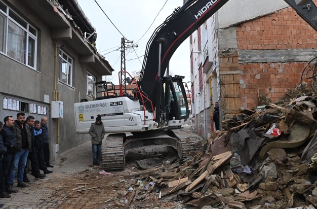 Metruk yapılar bir bir temizleniyor