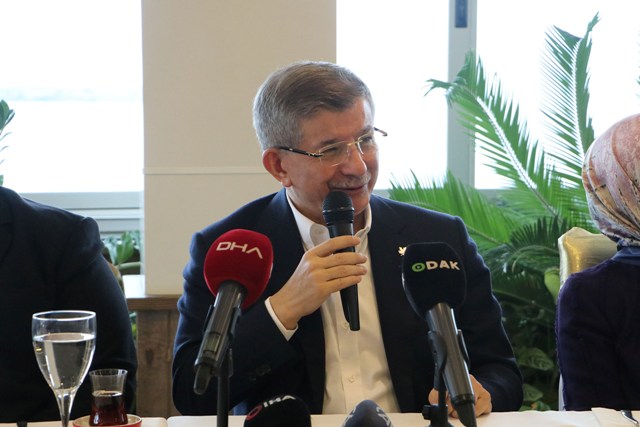 Davutoğlu, Masadan Ayrılma Sözlerine Açıklık Getirdi