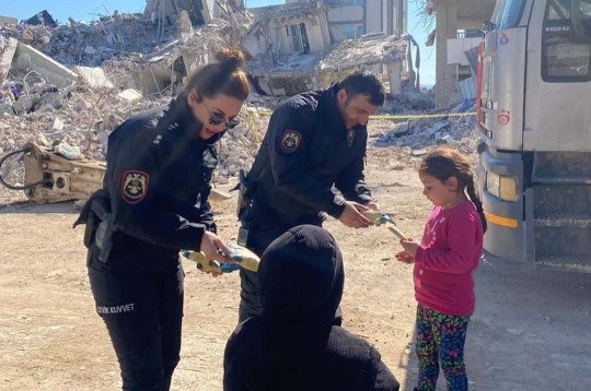 Tekirdağ Polisinden Depremzede Çocuklara Şeffat Eli