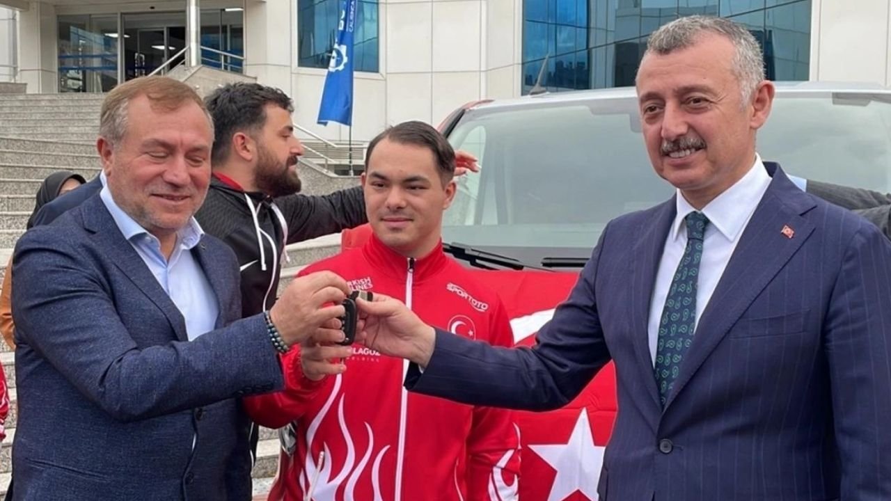 Kocaeli Büyükşehir Belediyesi'nden Futsal Milli Takımı'na Hediye