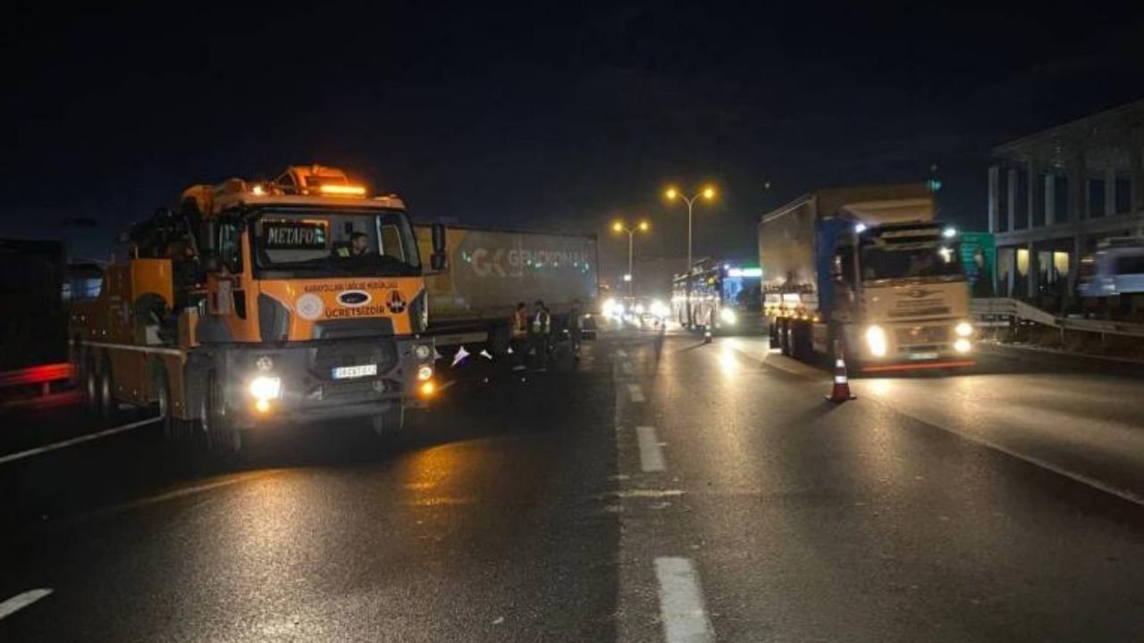 Anadolu Otoyolu'nda 2 Tırın Çarpıştığı Kazada Ulaşım Aksadı