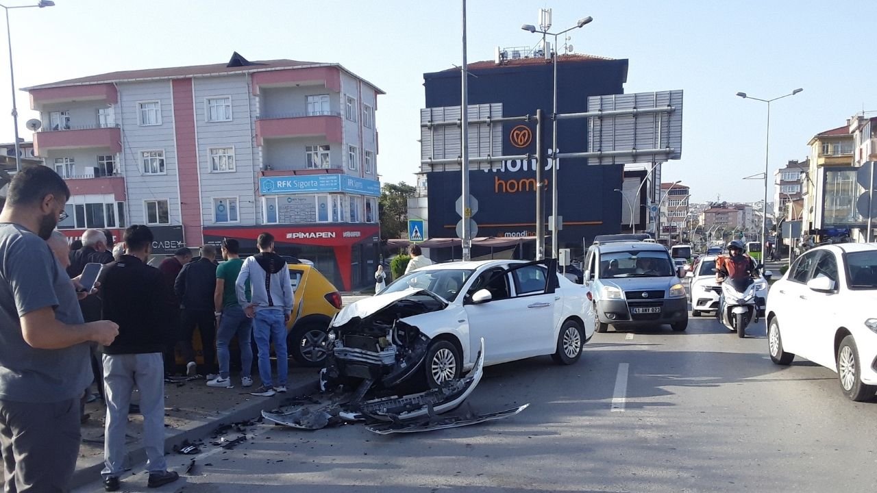 Gebze'deki Trafik Kazasında 4 Kişi Yaralandı