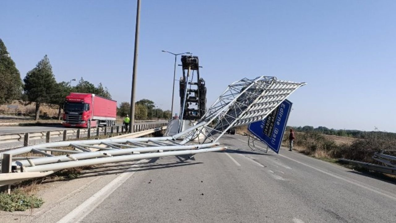 Edirne'de Damperi Açık Kalan Kamyon Kazaya Yol Açtı