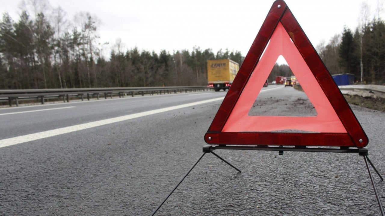 Tırla Çarpışan Otomobildeki 2 Kişi Yaralandı, 1 Kişi Öldü