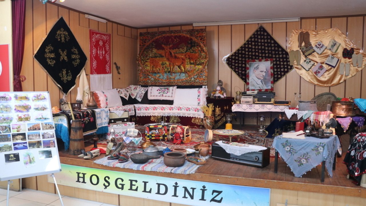 Edirne'de Öğrenciler 100. Yıl Nostalji Sergisi Açtı