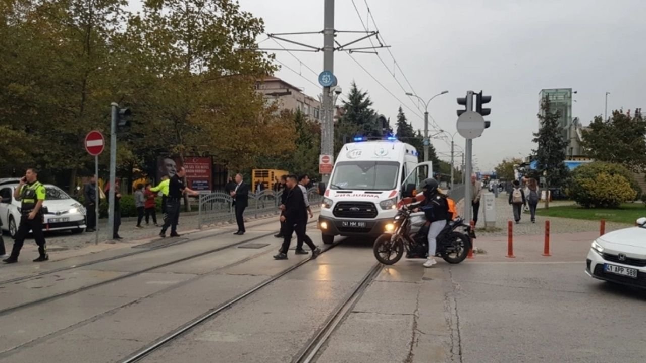 Kocaeli'de Tramvay Tarafından Çarpılan Kişi Yaralandı