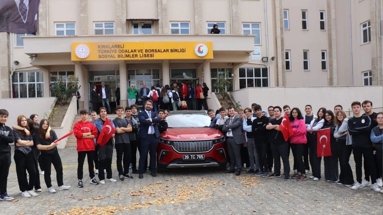 Kırklareli'nde Öğrenciler TOGG ile Şehir Turu Attırıldı