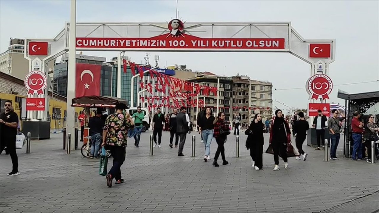 İstiklal Caddesi'ndeki Türk Bayraklarına Zarar Veren Şahıs Ykalandı