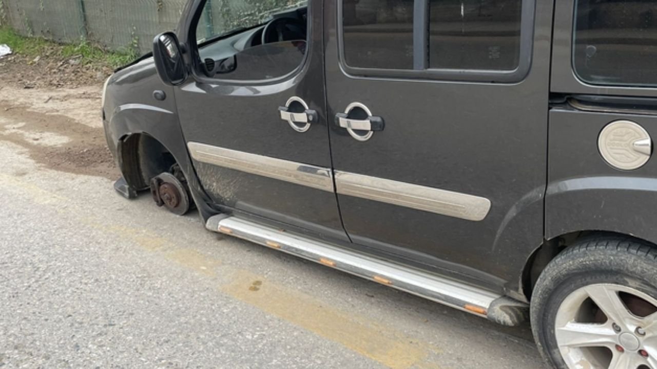 Sakarya'da Aracın Yerinden Çıkan Lastiği Otomobile Çarptı