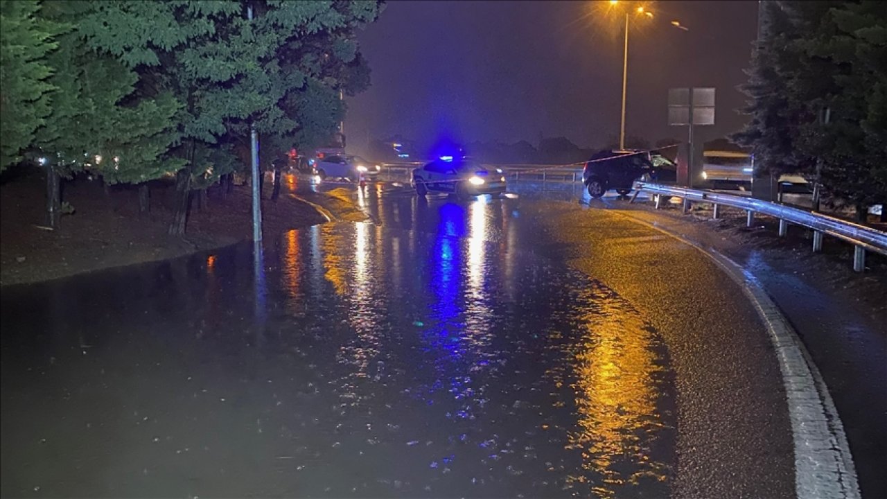 Kocaeli'de Sağanak Yağış Ulaşıma Engel Oldu