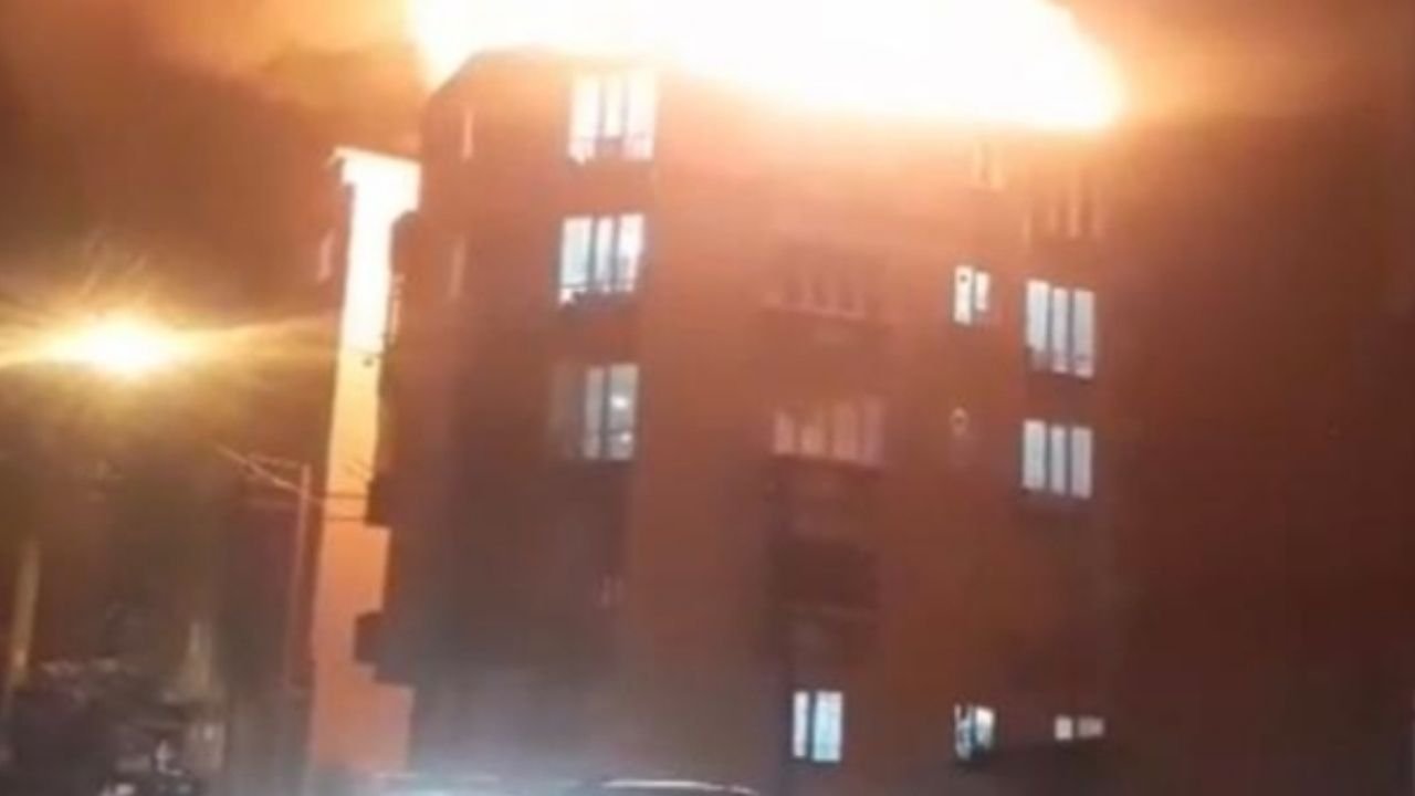 Çorlu'daki Bir Binanın Çatısında Yangın Çıktı