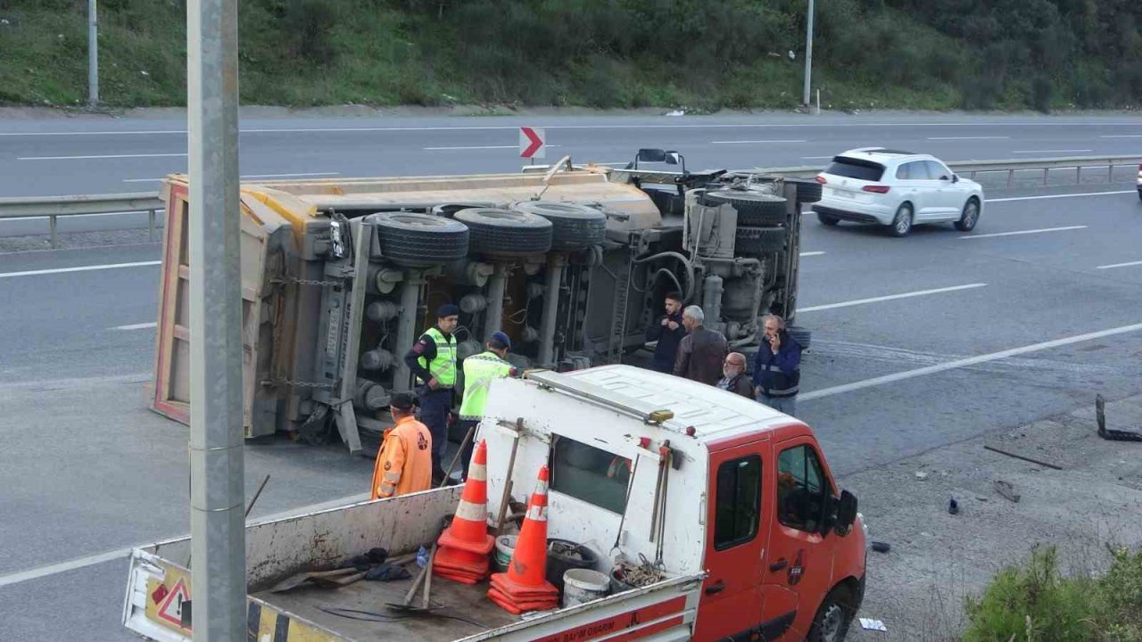 Otomobil ile Kamyonun Çarpışması Sonucu 2 Kişi Yaralandı