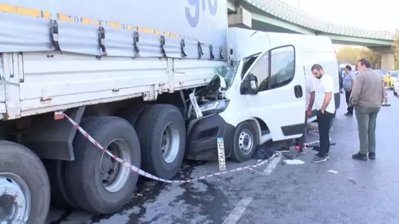 Park Halindeki Kamyona Çarpan Panelvan Minibüsün Sürücüsü Yaralandı