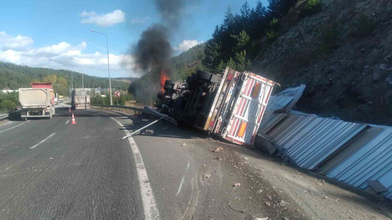 Bilecik'te Sunta Yüklü Tır Devrildi