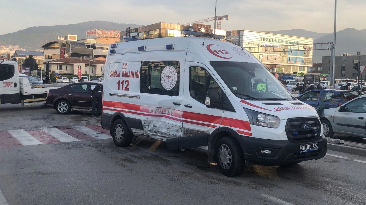 Bursa'da Ambulans ile Otomobil Çarpıştı