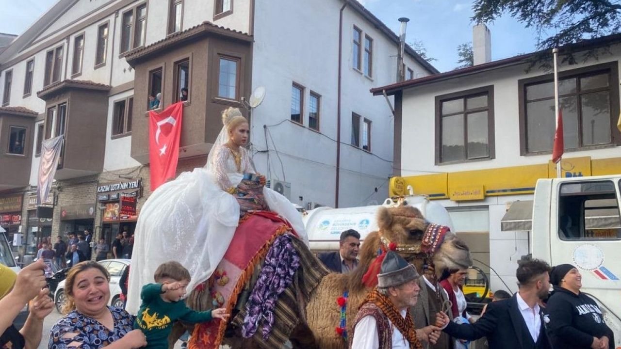 Düğün Öncesi Gelini Deveye Bindirip Gezdirdiler