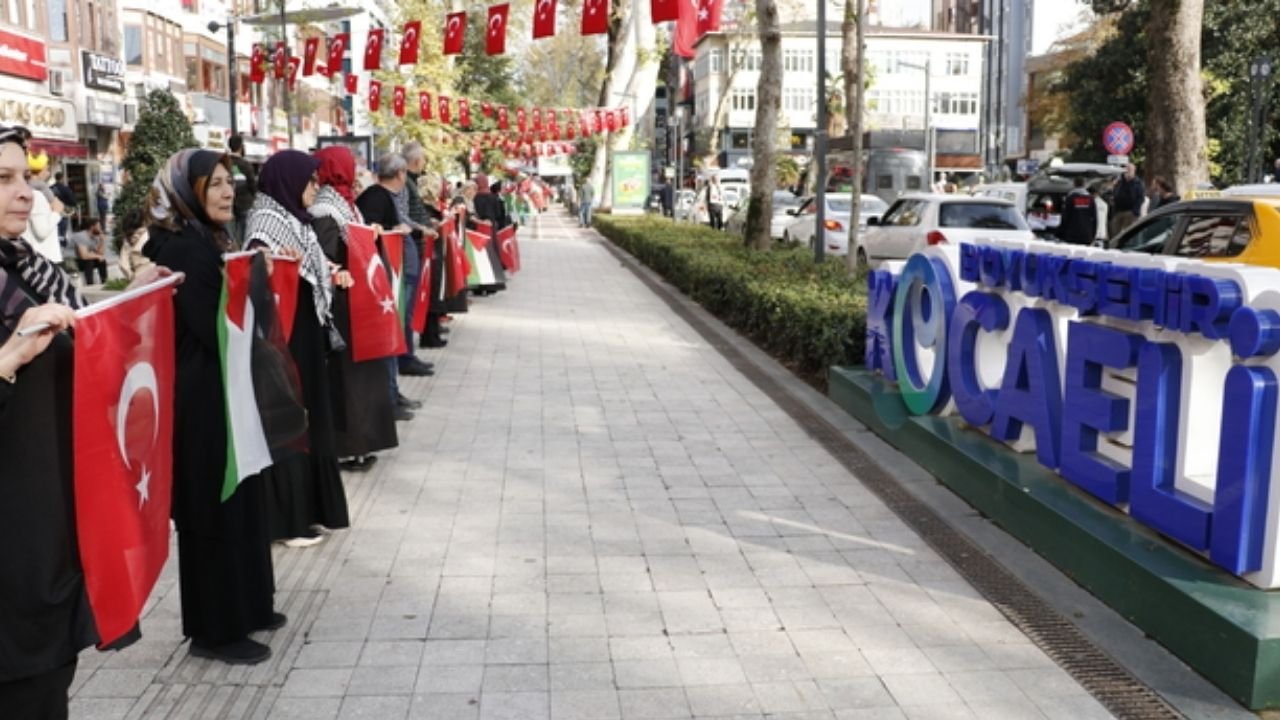 El Ele Gazze Şeridi Eyleminde 7 Kilometrelik İnsan Zinciri Oluşturuldu