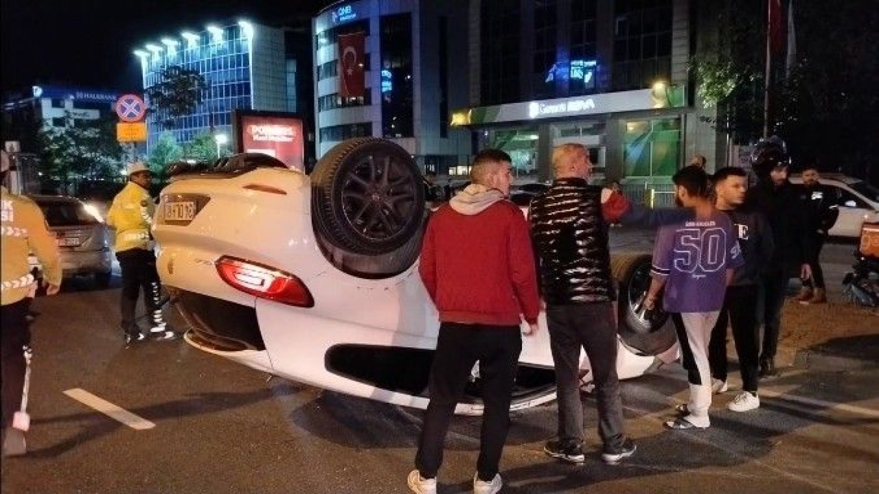 Kadıköy'de Otomobil Motosiklet ve Başka Bir Otomobile Çarptı