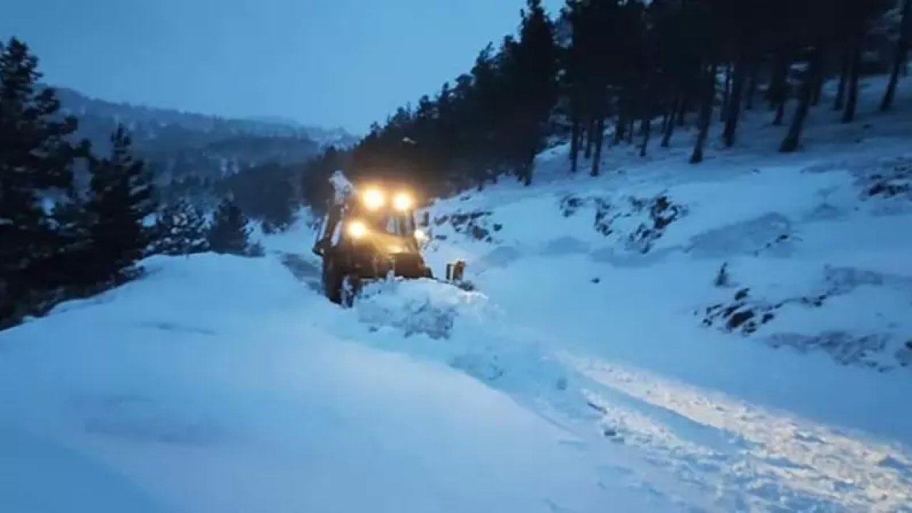 Yoğun Kar ve Tipi Sebebiyle Yol Ulaşıma Kapatıldı